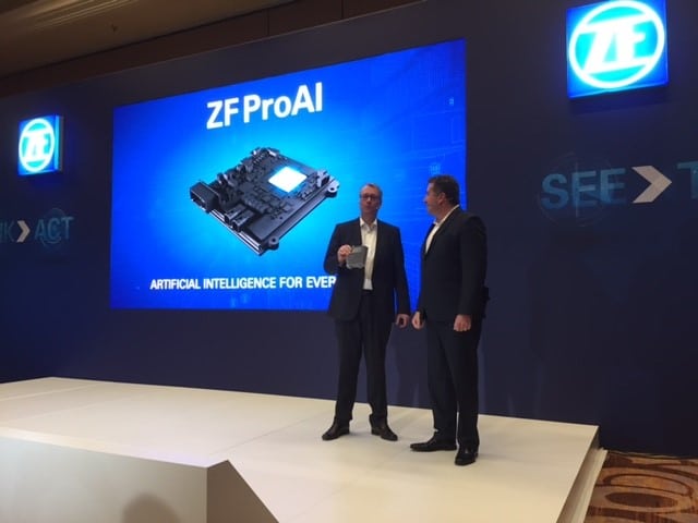 ZF의 CEO 스테판 소머와 자동차 NVIDIA 로버트 총고르 부사장이 CES 2017에서 ZF ProAI를 발표할 무대에 서 있다. 