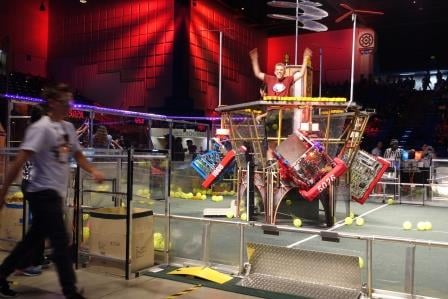실리콘 밸리의 퍼스트 로봇공학 대회에서 열띤 경쟁이 벌어지고 있는 모습