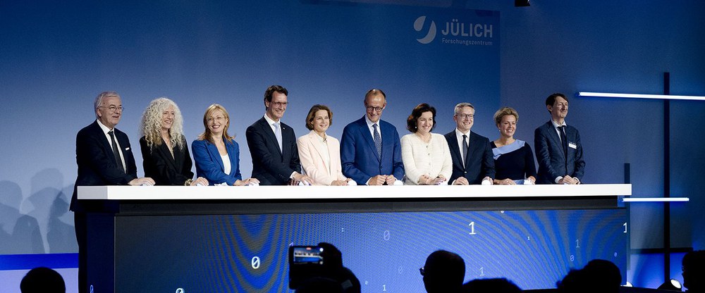 "JUPITER 준공식 장면입니다. 왼쪽부터: Jülich Supercomputing Centre 소장 Thomas Lippert, Jülich Supercomputing Centre 소장 Kristel Michielsen, 유럽연합 집행위원회 스타트업·연구·혁신 담당 위원 Ekaterina Zaharieva, 노르트라인베스트팔렌 주 총리 Hendrik Wüst, Forschungszentrum Jülich 이사회 의장 Astrid Lambrecht, 독일 연방 총리 Friedrich Merz, 연방 연구·기술·우주부 장관 Dorothee Bär, 연방 디지털·행정 현대화 장관 Karsten Wildberger, 노르트라인베스트팔렌 주 문화·과학부 장관 Ina Brandes, Forschungszentrum Jülich 이사회 멤버 Laurens (Kobus) Kuipers. 이미지 제공: Forschungszentrum Jülich / Kurt Steinhausen."