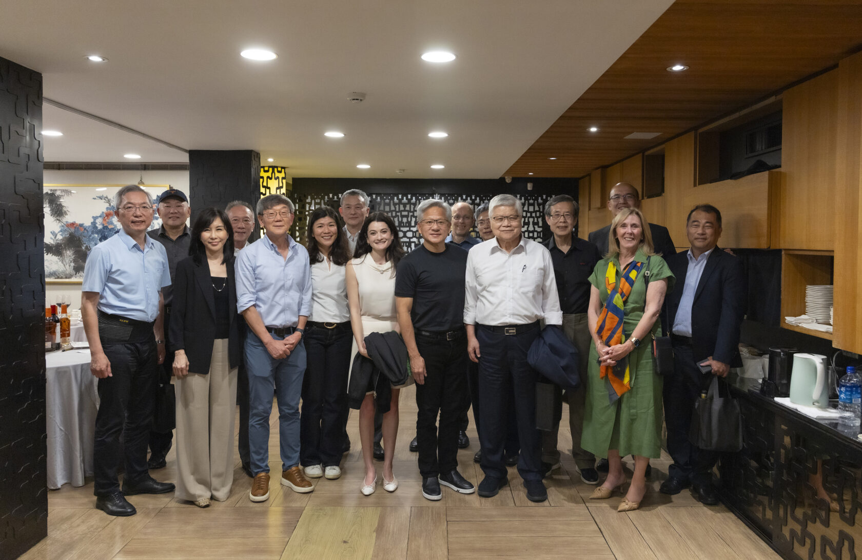 식당 앞 인파에게 사인과 인사를 건네는 NVIDIA·TSMC 두 CEO