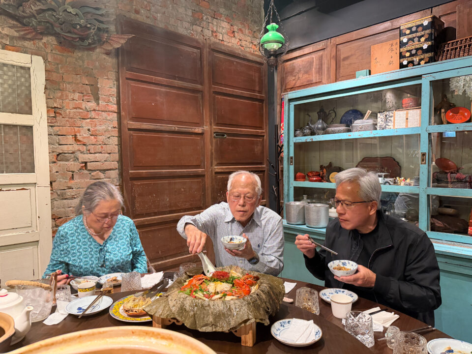황 가족과의 저녁 식사 자리