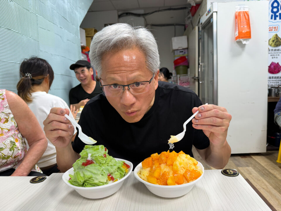 라오허 야시장에서 말차·망고 빙수를 즐기는 장면