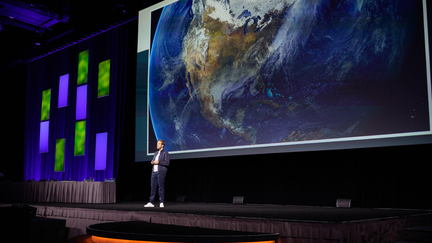 NVIDIA 저명 엔지니어 Neil Ashton이 SIGGRAPH 2026에서 NVIDIA Earth-2에 대해 발표하고 있다.