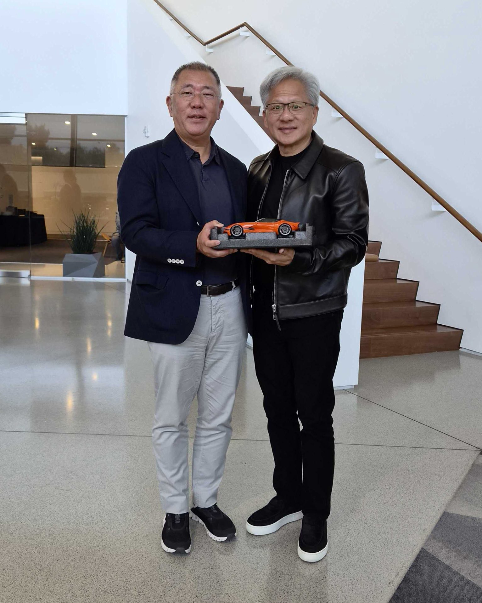 NVIDIA 창업자 겸 CEO 젠슨 황과 현대차그룹 정의선 회장 겸 CEO, 미국 캘리포니아주 산타클라라 NVIDIA 본사에서.