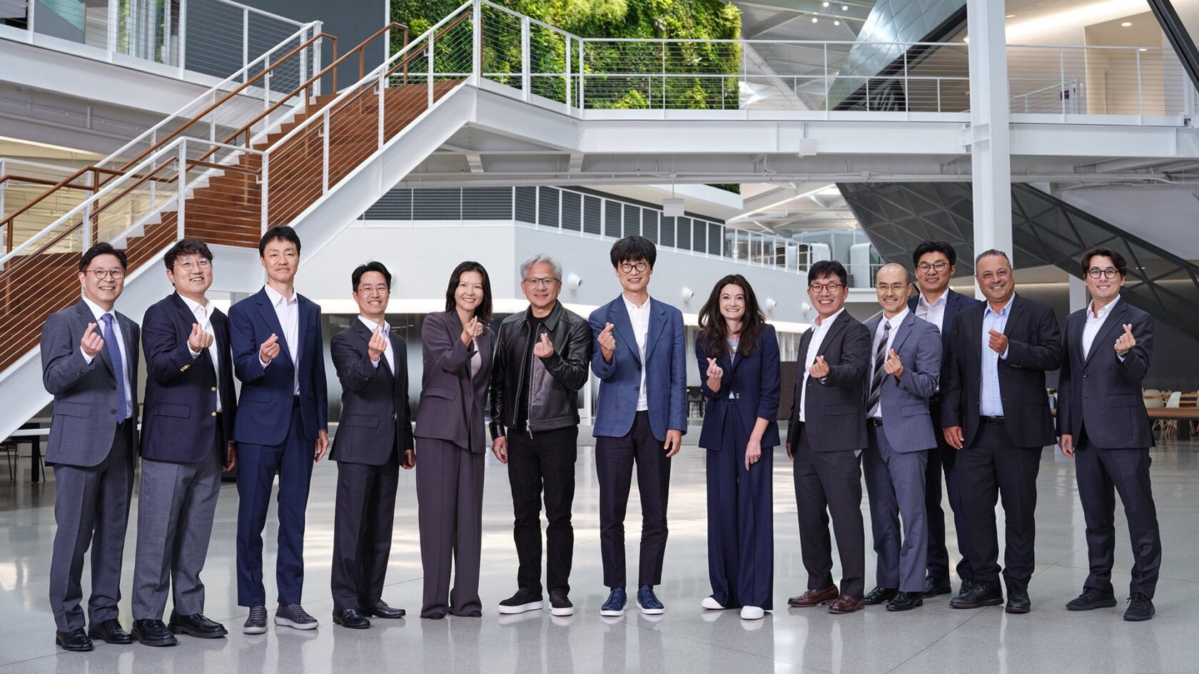 NVIDIA 창업자 겸 CEO 젠슨 황과 네이버 창업자 겸 이사회 의장 이해진, 각자의 팀원들과 함께 미국 캘리포니아주 산타클라라 NVIDIA 엔데버 빌딩 로비에서.