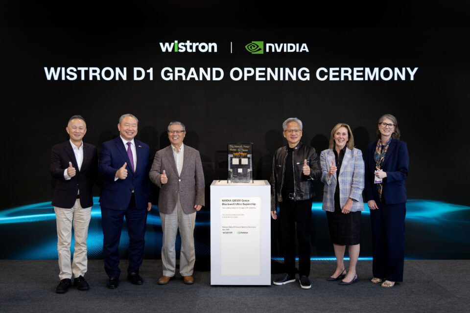 NVIDIA CEO 젠슨 황이 Wistron 회장 Simon Lin 및 기술 리더들과 함께한 개소식