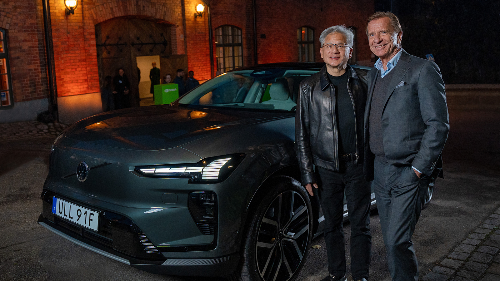 NVIDIA 창립자 겸 CEO 젠슨 황과 Volvo Cars 사장 겸 CEO H&aring;kan Samuelsson이 스톡홀름에서 만나 안전한 자율주행 기술 발전을 위한 